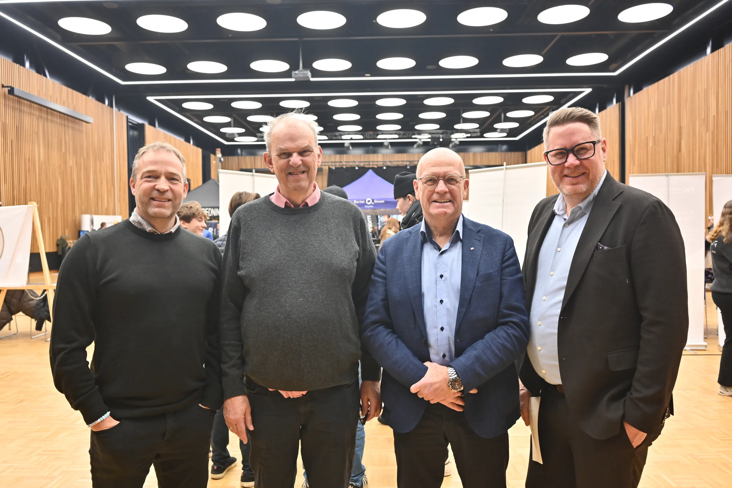 Ungdom prøver maskiner og simulatorer